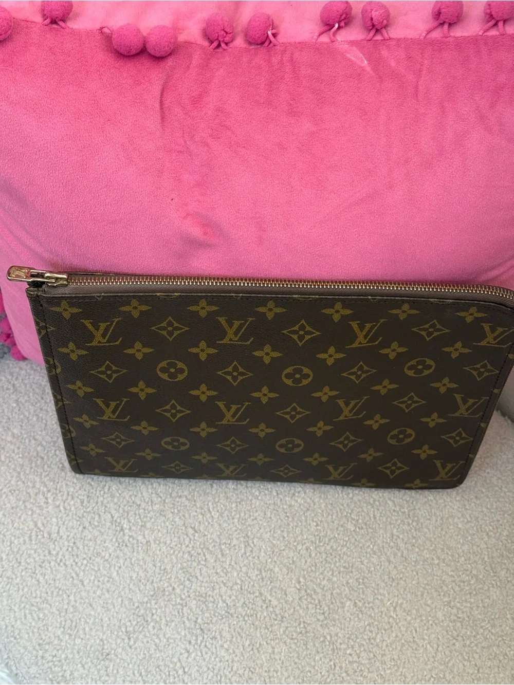 Louis Vuitton Vintage 1986 Zip Folio/tablet case. Zipper runs very smoothly.